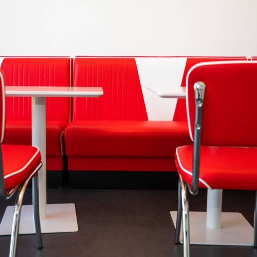 Rote Stühle und Tische